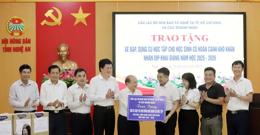 Hội Khuyến học Nghệ An tiếp nhận hàng trăm phần quà của Câu lạc bộ nhà báo xứ Nghệ - Ảnh 1.