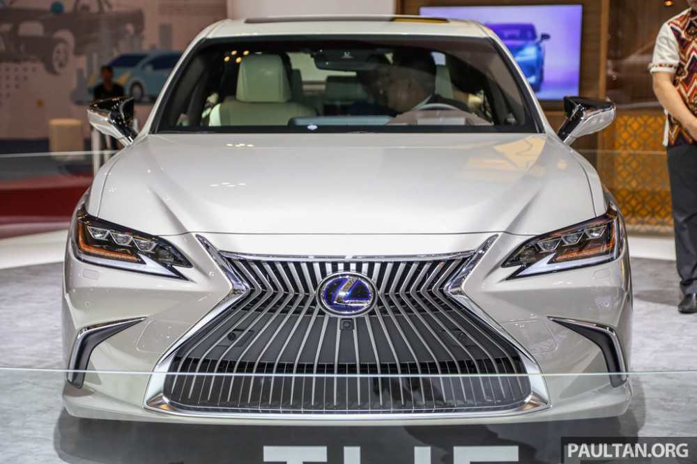 ES thế hệ thứ 7 được Lexus giới thiệu với 4 phiên bản, bao gồm ES 250, ES 260 (dành riêng cho thị trường Trung Quốc), ES 350 và ES 300h – biến thể mà Lexus mang tới Indonesia.