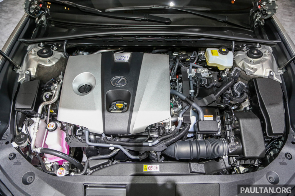 Cung cấp sức mạnh cho xe là động cơ xăng Atkinson Cycle 4 xi-lanh thẳng hàng dung tích 2,5 lít kết hợp với một động cơ điện, cho công suất tổng đạt 215 mã lực. Sức mạnh được truyền tới cầu trước, thông qua hộp số vô cấp CVT.
