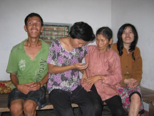 me-gia-70-tuoi-nuoi-3-con-dien-dai-giadinhonline.vn 1