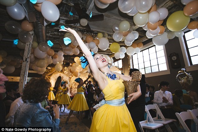 Những cô gái mặc váy vàng tung bóng khắp không gian nơi đám cưới tổ chức