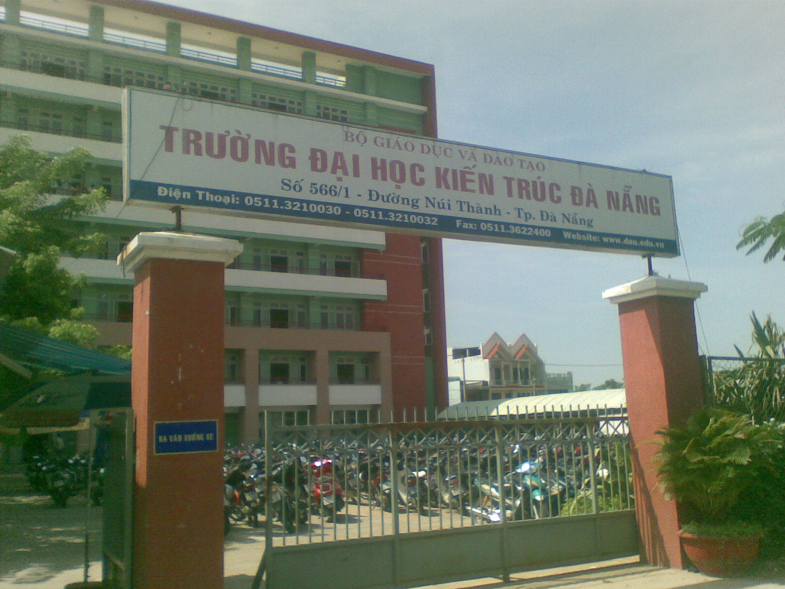 thi-dai-hoc-2014-tai-truong-dh-kien-truc-da-nang-giadinhonline.vn 1