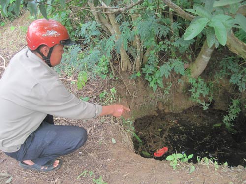 gian-me-chong-om-con-trai-7-tuoi-nhay-xuong-gieng-tu-tu-giadinhonline.vn 1