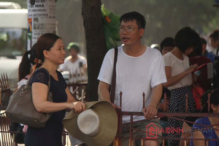 anh-ngay-dau-thi-dh-dot-2-phu-huynh-doi-nang-cho-si-tu--giadinhonline.vn 2