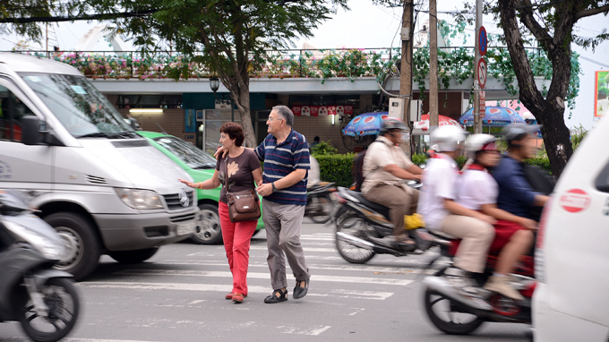 nhuong-duong-khi-lai-xe-cung-la-cach-tao-nghiep-tot-giadinhonline.vn 1