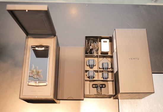 vertu-signature-touch-gia-bao-nhieu-giadinhonline.vn 1