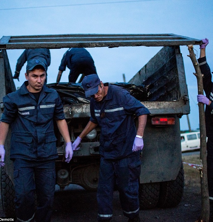 may-bay-malaysia-mh17-thi-the-nan-nhan-bi-di-doi-nhu-hang-hoa-giadinhonline.vn 1