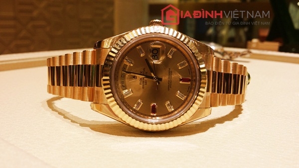 tren-tay-dong-ho-rolex-day-date-bang-vang-khoi-kim-cuong-tri-gia-hang-ty-dong-giadinhonline.vn 1