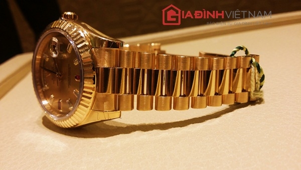 tren-tay-dong-ho-rolex-day-date-bang-vang-khoi-kim-cuong-tri-gia-hang-ty-dong-giadinhonline.vn 3