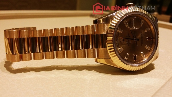 tren-tay-dong-ho-rolex-day-date-bang-vang-khoi-kim-cuong-tri-gia-hang-ty-dong-giadinhonline.vn 4