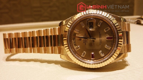 tren-tay-dong-ho-rolex-day-date-bang-vang-khoi-kim-cuong-tri-gia-hang-ty-dong-giadinhonline.vn 12