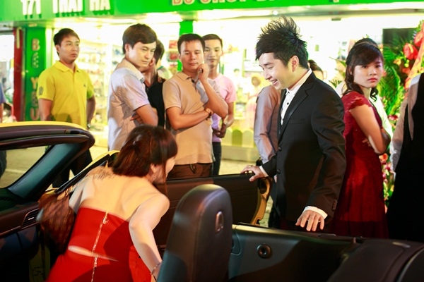 bang-cuong-lai-sieu-xe-cho-gai-la-du-sap-cuoi-dj-oxy-giadinhonline.vn 4