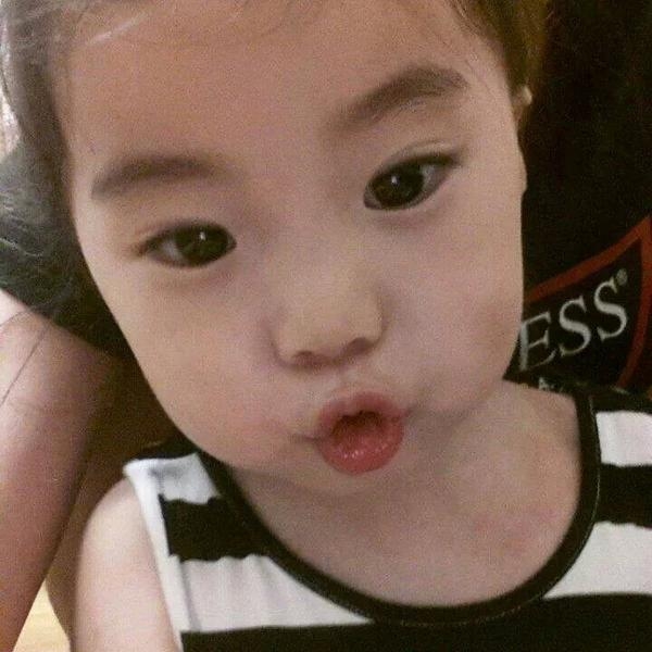 co-be-han-3-tuoi-thu-hut-700-ngan-quotlikequot-tren-mang-xa-hoi--giadinhonline.vn 4