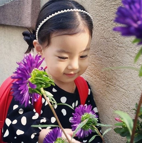 co-be-han-3-tuoi-thu-hut-700-ngan-quotlikequot-tren-mang-xa-hoi--giadinhonline.vn 9