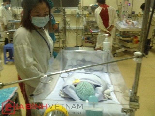 thai-nhi-bi-vang-ra-khoi-bung-me-lai-tho-bang-may-giadinhonline.vn 4