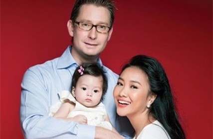 gia-dinh-hanh-phuc-cua-doan-trang-va-chong-tay--giadinhonline.vn 1