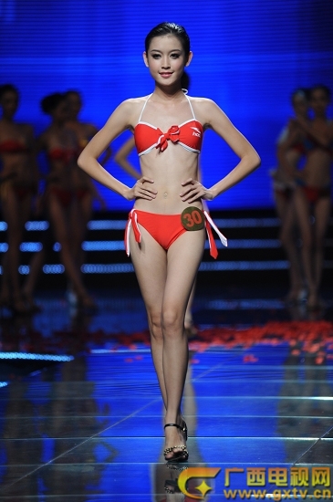 a-hau-huyen-my-lo-them-anh-‘thac-loan’-trong-quan-bar-giadinhonline.vn 6