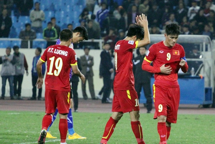 cac-cau-thu-dtvn-roi-nuoc-mat-viet-tam-thu-gui-nguoi-ham-mo-giadinhonline.vn 5