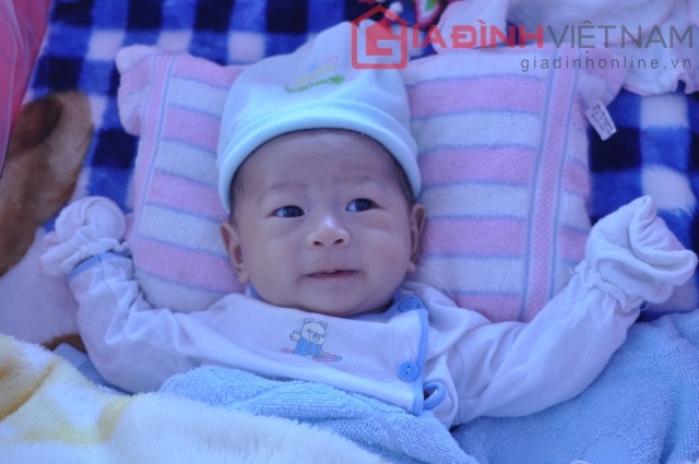 em-be-bi-vang-ra-khoi-bung-me-biet-lat-va-cung-cap-sau-50-ngay-giadinhonline.vn 1