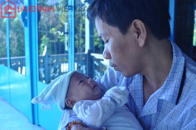 em-be-bi-vang-ra-khoi-bung-me-biet-lat-va-cung-cap-sau-50-ngay-giadinhonline.vn 2