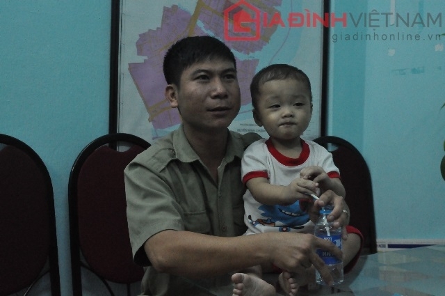 be-hai-tuoi-bi-bo-roi-tren-taxi-me-be-duoc-ra-khoi-trai-cai-nghien-nhan-con-giadinhonline.vn 1