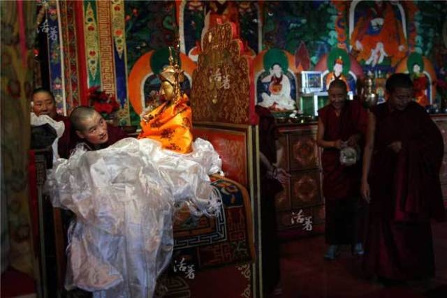 hinh-anh-doi-thuong-cua-nu-tu-tay-tang-giadinhonline.vn 7