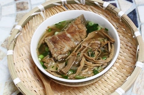 cach-nau-canh-xuong-voi-mang-thom-ngon-don-gian-giadinhonline.vn 2