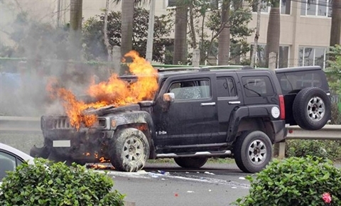 sieu-xe-hummer-h3-bat-ngo-boc-chay-ngun-ngut-giua-pho--giadinhonline.vn 2