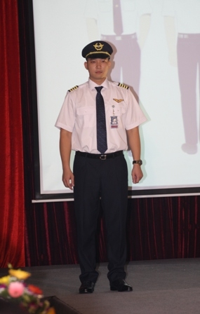 dong-phuc-moi-cua-vietnam-airlines-bi-che-qua-xau-khi-moi-ra-mat--giadinhonline.vn 4