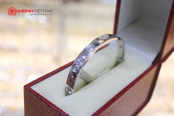 bo-trang-suc-vang-trang-18k-–-qua-tang-thong-minh-cho-phai-dep-ngay-83--giadinhonline.vn 2