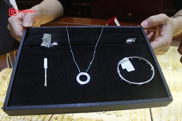 bo-trang-suc-vang-trang-18k-–-qua-tang-thong-minh-cho-phai-dep-ngay-83--giadinhonline.vn 12
