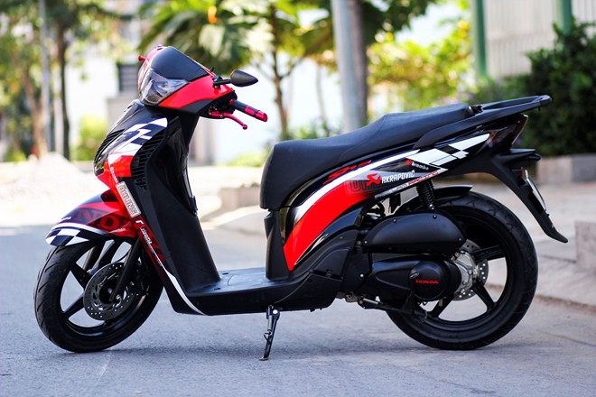 honda-sh-2010-y-voi-dan-ao-tem-dau-phoi-mau-la-mat-giadinhonline.vn 1