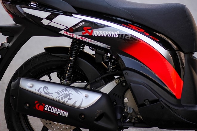 honda-sh-2010-y-voi-dan-ao-tem-dau-phoi-mau-la-mat-giadinhonline.vn 4