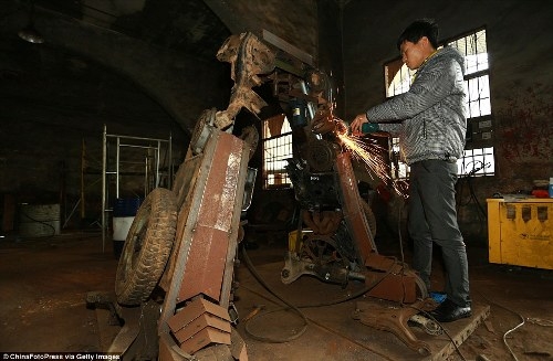 cha-con-nong-dan-trung-quoc-che-tao-transformer-giadinhonline.vn 2