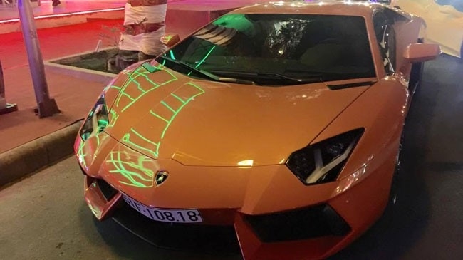 sieu-xe-lamborghini-aventador-cua-minh-nhua-da-doi-chu-giadinhonline.vn 1