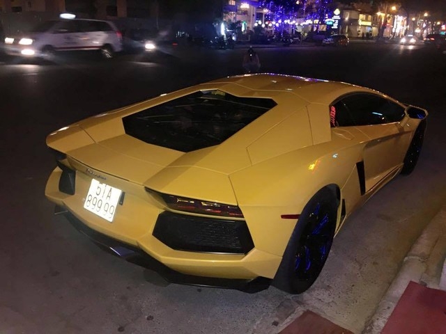 sieu-xe-lamborghini-aventador-cua-minh-nhua-da-doi-chu-giadinhonline.vn 2
