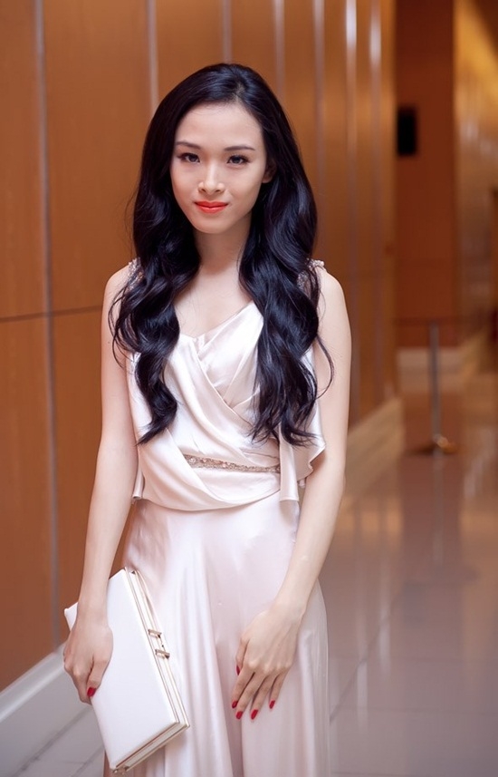 nhin-lai-nhung-hinh-anh-dep-rang-ro-cua-hoa-hau-truong-ho-phuong-nga-giadinhonline.vn 6