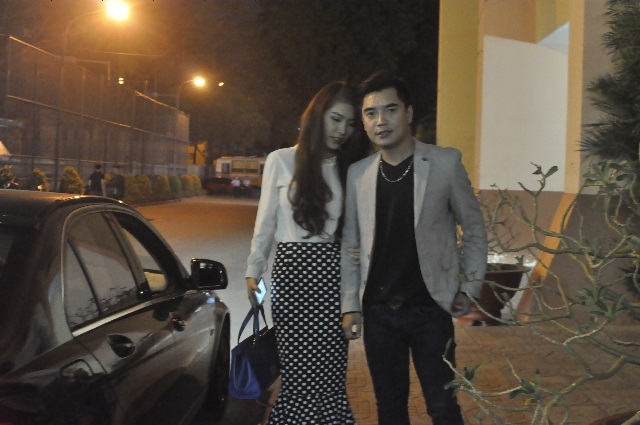 luu-gia-bao-bat-ngo-dua-don-hoang-y-nhung-tren-xe-hop--giadinhonline.vn 1