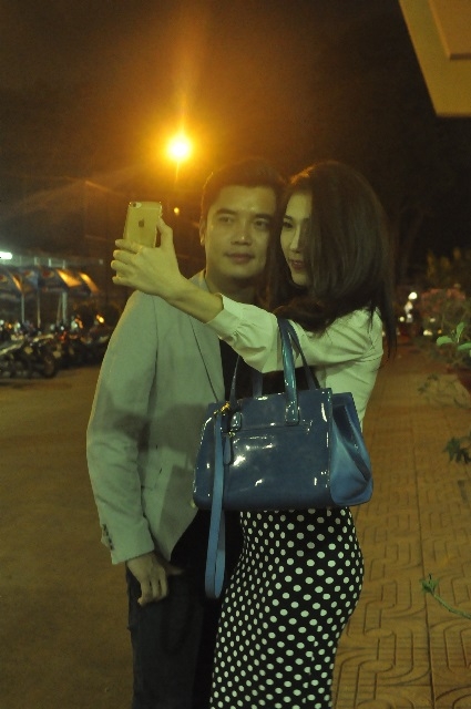 luu-gia-bao-bat-ngo-dua-don-hoang-y-nhung-tren-xe-hop--giadinhonline.vn 2