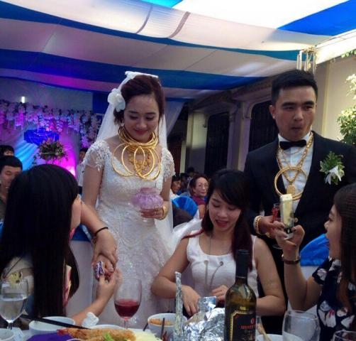 co-dau-chu-re-deo-day-vang-trong-dam-cuoi-‘khung’-la-ai-giadinhonline.vn 1