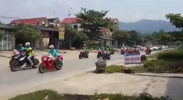 co-dau-chu-re-deo-day-vang-trong-dam-cuoi-‘khung’-la-ai-giadinhonline.vn 3