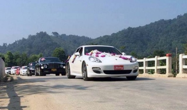 co-dau-chu-re-deo-day-vang-trong-dam-cuoi-‘khung’-la-ai-giadinhonline.vn 4