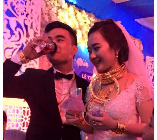 co-dau-chu-re-deo-day-vang-trong-dam-cuoi-‘khung’-la-ai-giadinhonline.vn 6