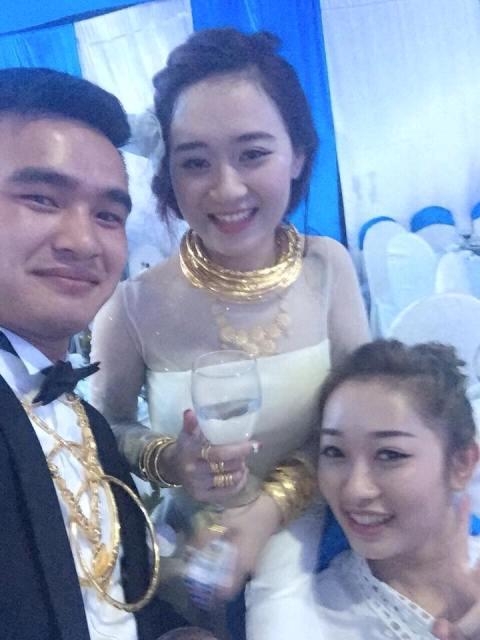 co-dau-chu-re-deo-day-vang-trong-dam-cuoi-‘khung’-la-ai-giadinhonline.vn 8