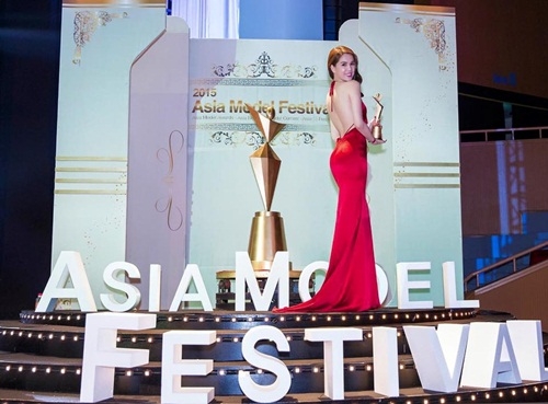 ngoc-trinh-sang-han-nhan-giai-nu-hoang-bikini-chau-a-la-gia-giadinhonline.vn 4