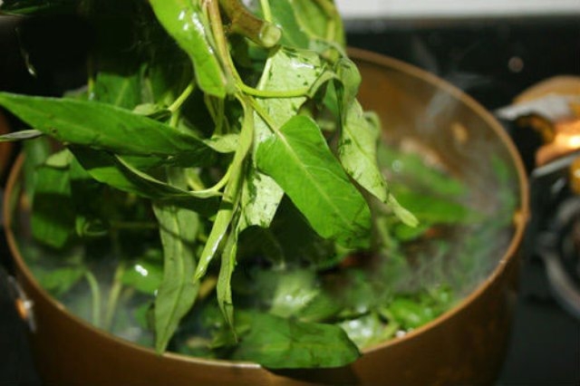 canh-cua-rau-muong-khoai-so-ngot-mat-dua-com-giadinhonline.vn 8