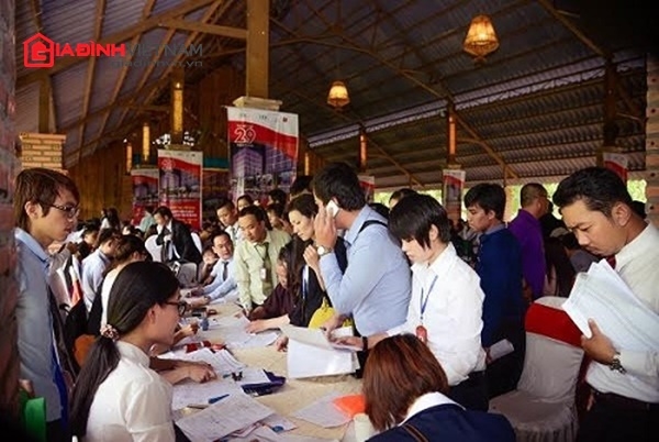nguoi-mua-nha-xem-can-ho-tim-hieu-thong-tin-du-an-o-dau-giadinhonline.vn 1
