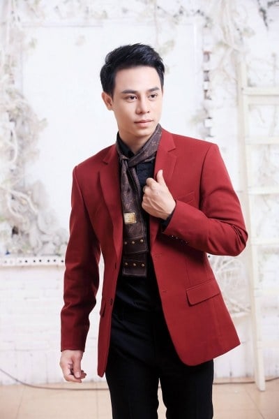 quotvua-nhac-sen-vinh-su-ta-on-doi-nghe-si-bang-dem-nhac-hai-ban-tay-trang-giadinhonline.vn 4