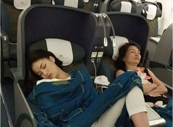 hh-ky-duyen-tiep-tuc-lo-anh-ngu-tren-may-bay-khien-cu-dan-mang-xon-xao-giadinhonline.vn 2