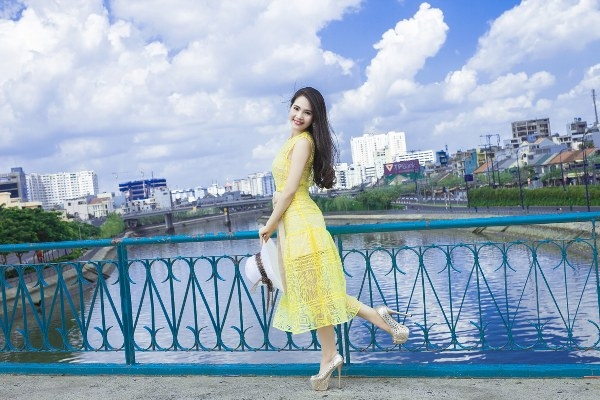 nu-hoang-du-lich-duong-kim-anh-xinh-dep-diu-dang-xuong-pho-giadinhonline.vn 2